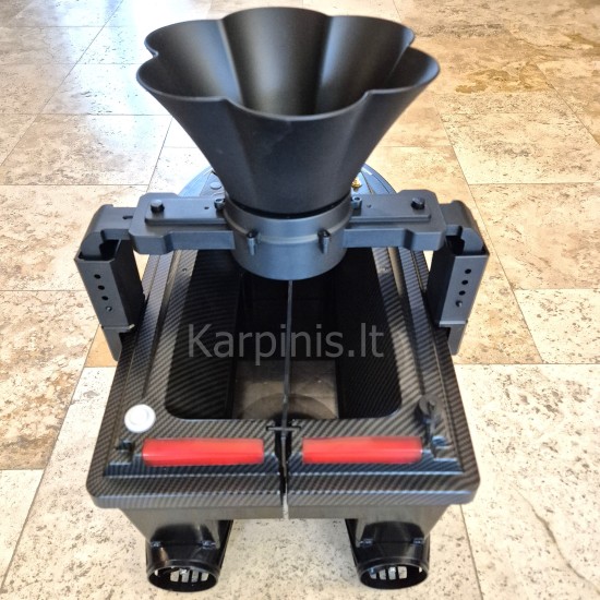 Attacker XT550 pašarų laivelis su Echolotu, Boilių barstytuvu su 116 taškų GPS. 18000 baterija. Telpa 3.26 litro pašaro